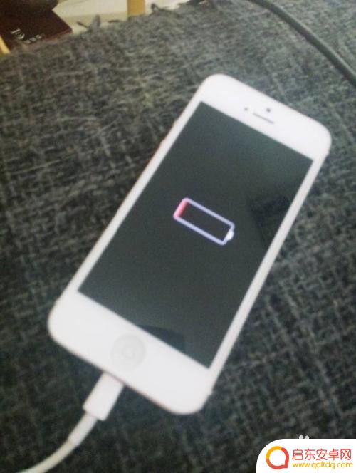苹果手机关机以后充电的屏幕是什么 苹果手机关机充电显示